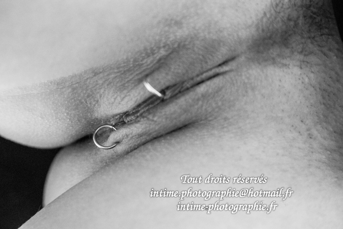 Une paire d'anneau (piercing lèvres intimes, photographie femme soumise)
